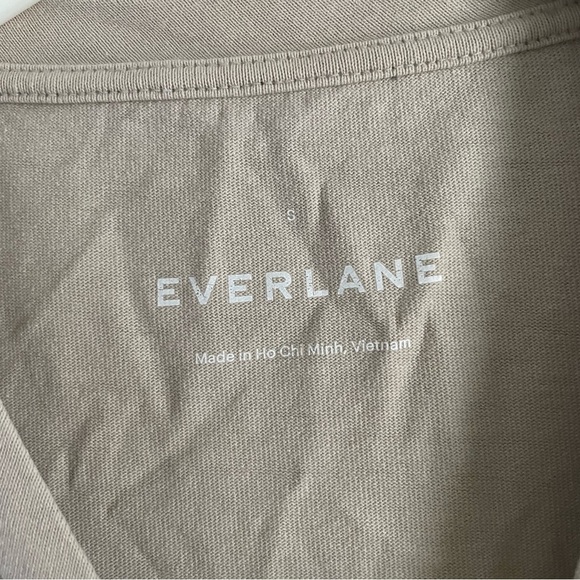 Everlane short sleeve light cream gray pocket front detail t-shirt - Picture 5 of 7